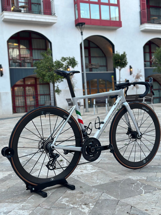 Unleashing Speed and Precision: The Custom-Built Colnago V3RS with LightWeight Wheels and Campagnolo Super Record Groupset